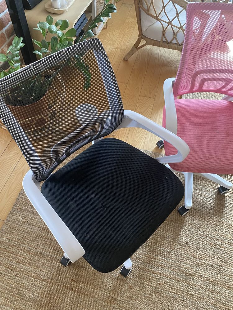 Dwa krzesła obrotowe do biurka