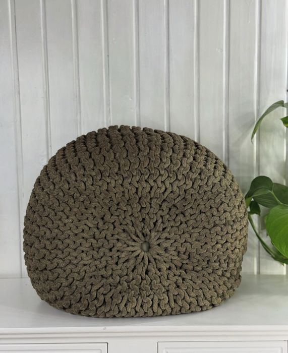 Пуф вʼязаний, кольору хакі