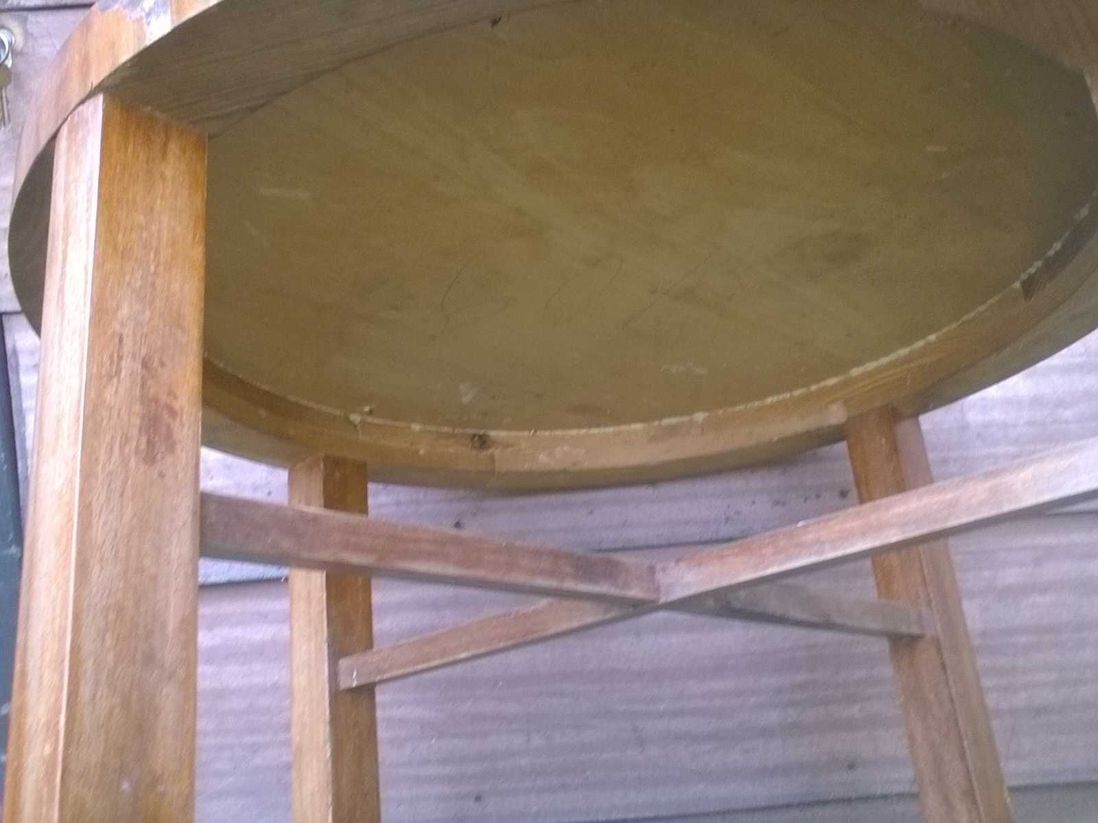 Stół w okleinie mahoń Krzesła projektu prof.Hałasa typ 200-157.