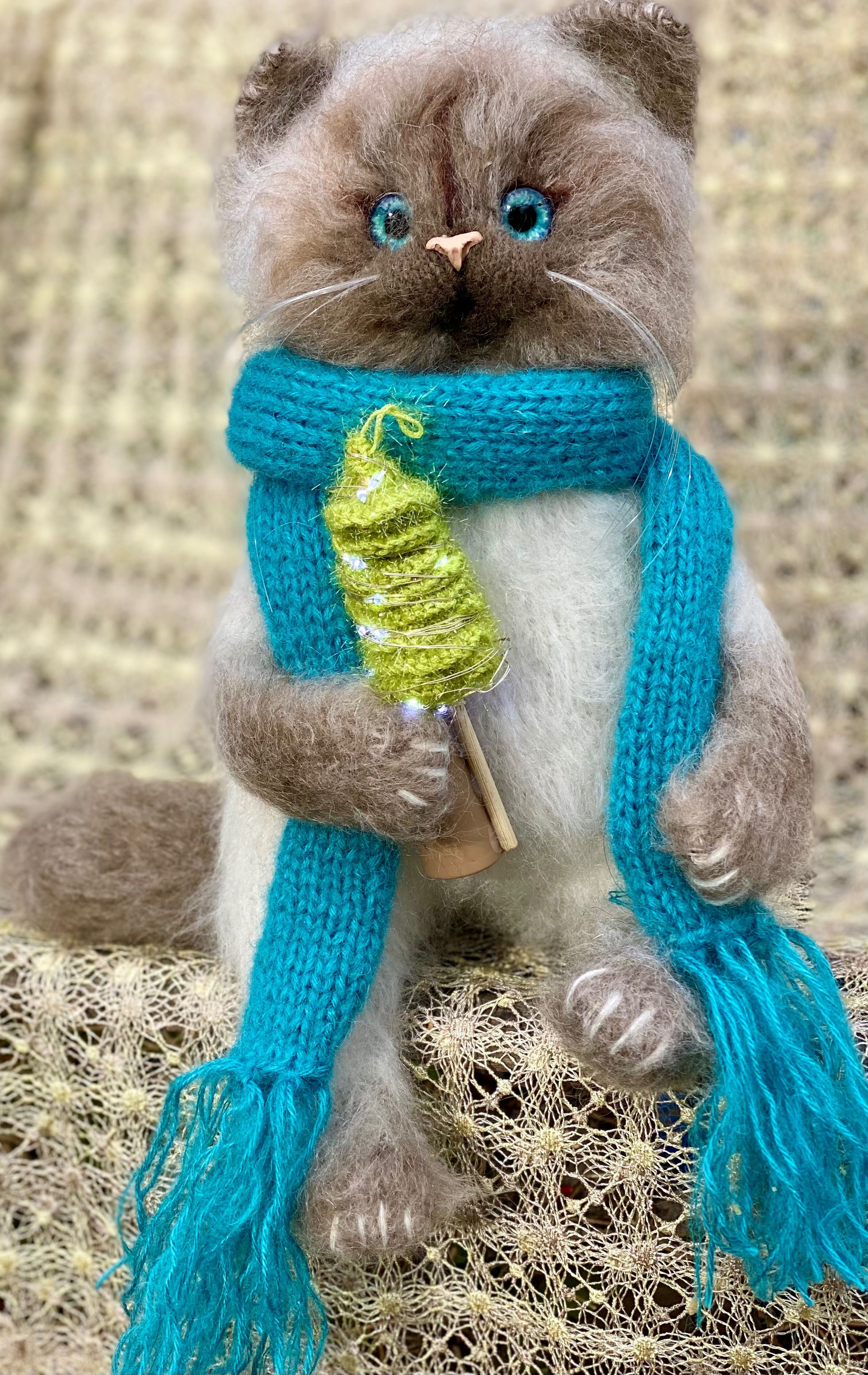 Сиамский котик со светящейся елочкой, декоративная игрушка