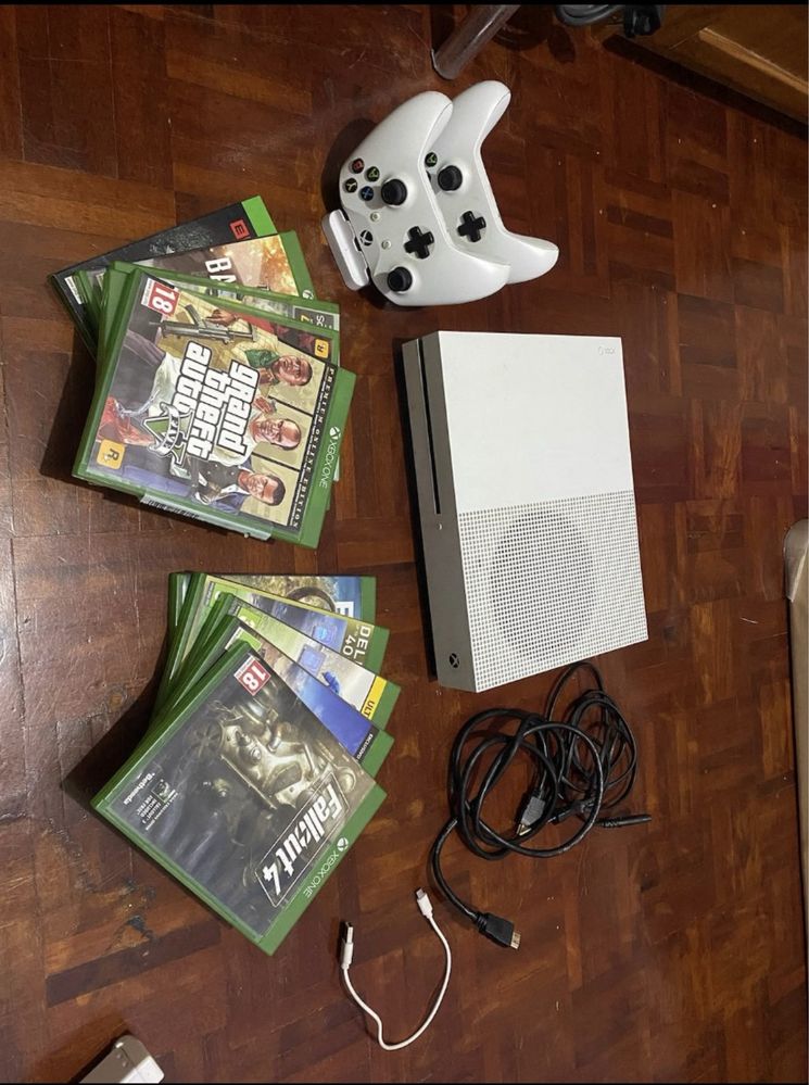 Vendo Xbox one s e jogos