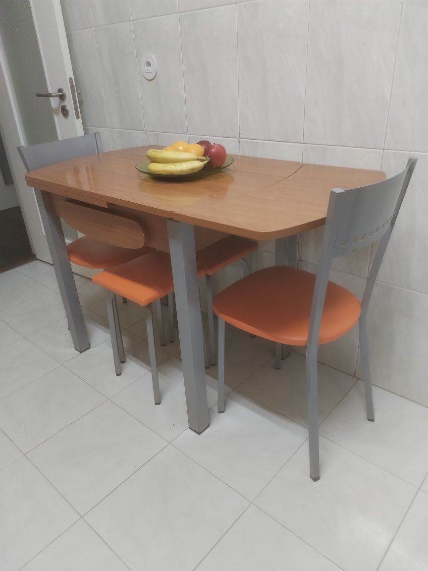 Mesa de cozinha + bancos e cadeiras