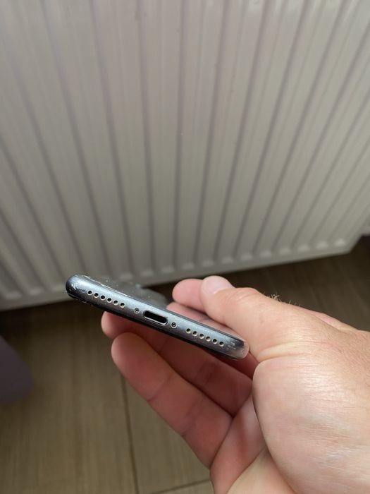 Продам iPhone 8