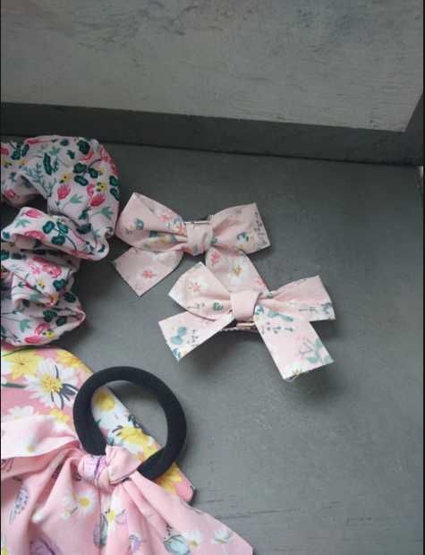 Różowy zestaw gumek, spinek, scrunchies do włosów
