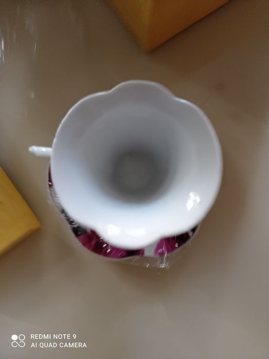 Efektowne filiżanki z talerzykami włoskiej firmy.