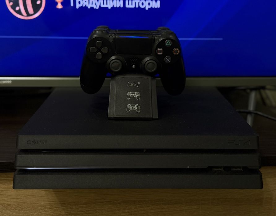 Продам Sony PS4 PRO 1 TB
