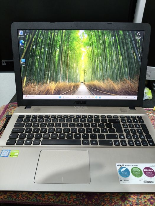 Vendo portátil ASUS bem estimado como novo.