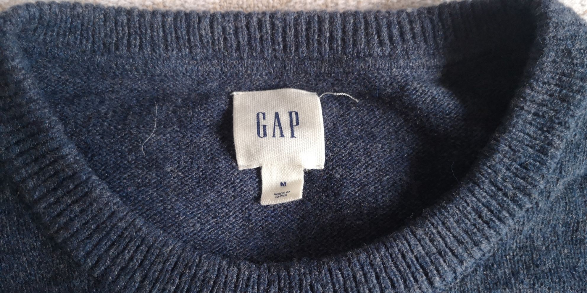 Modny sweter GAP rozmiar M