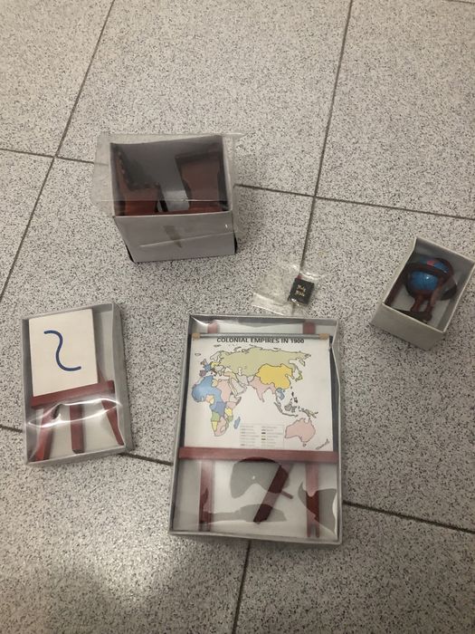 Casa de bonecas escola em madeira