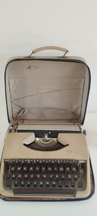 Zabytkowa maszyna do pisania Olympia