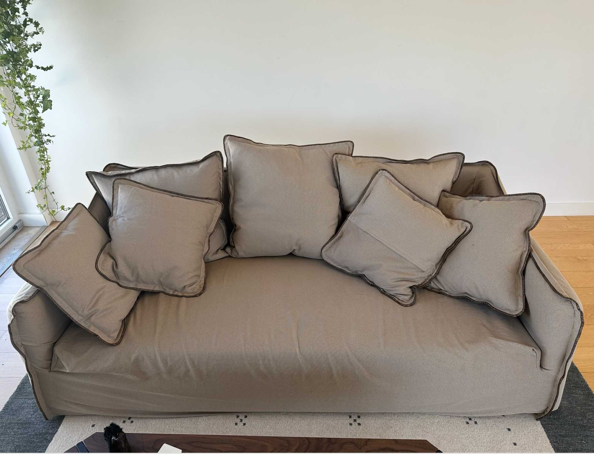 Sofa for sale (almost new) Sofá para venda (quase novo)