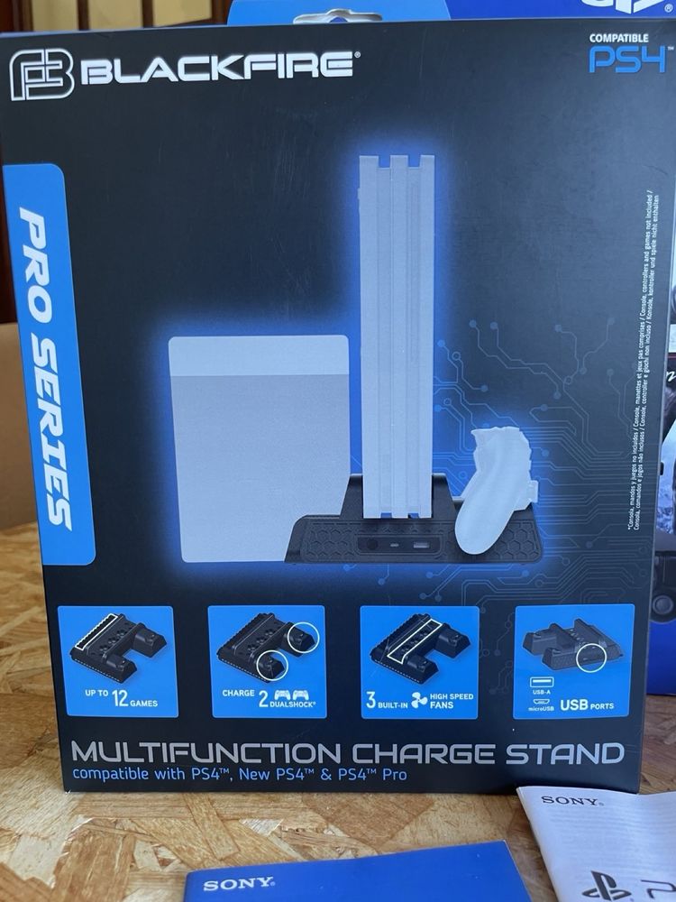 PS4 Slim com base de ventilação e carregamento