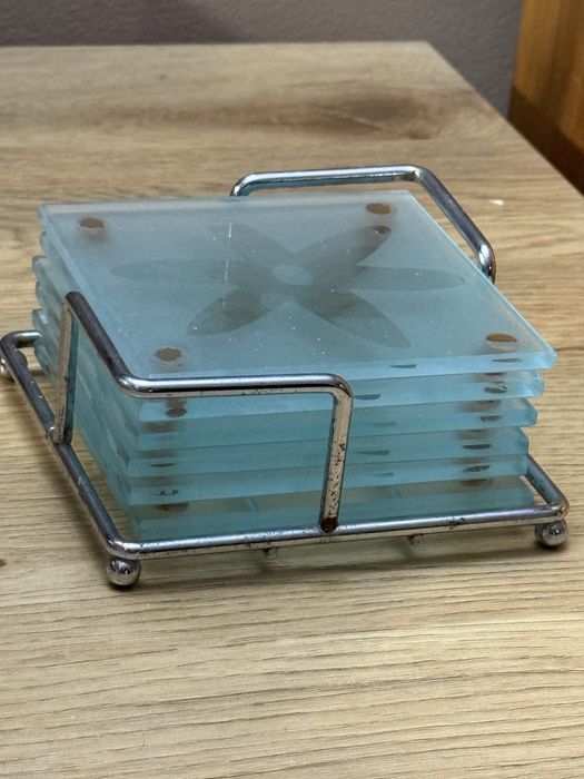 Komplet 6 szklanych podstawek pod szklanki ze stojakiem