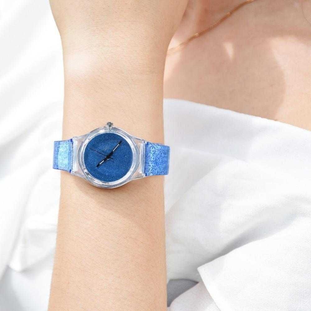 Прозрачные с голубыми блестками кварцевые наручные часы