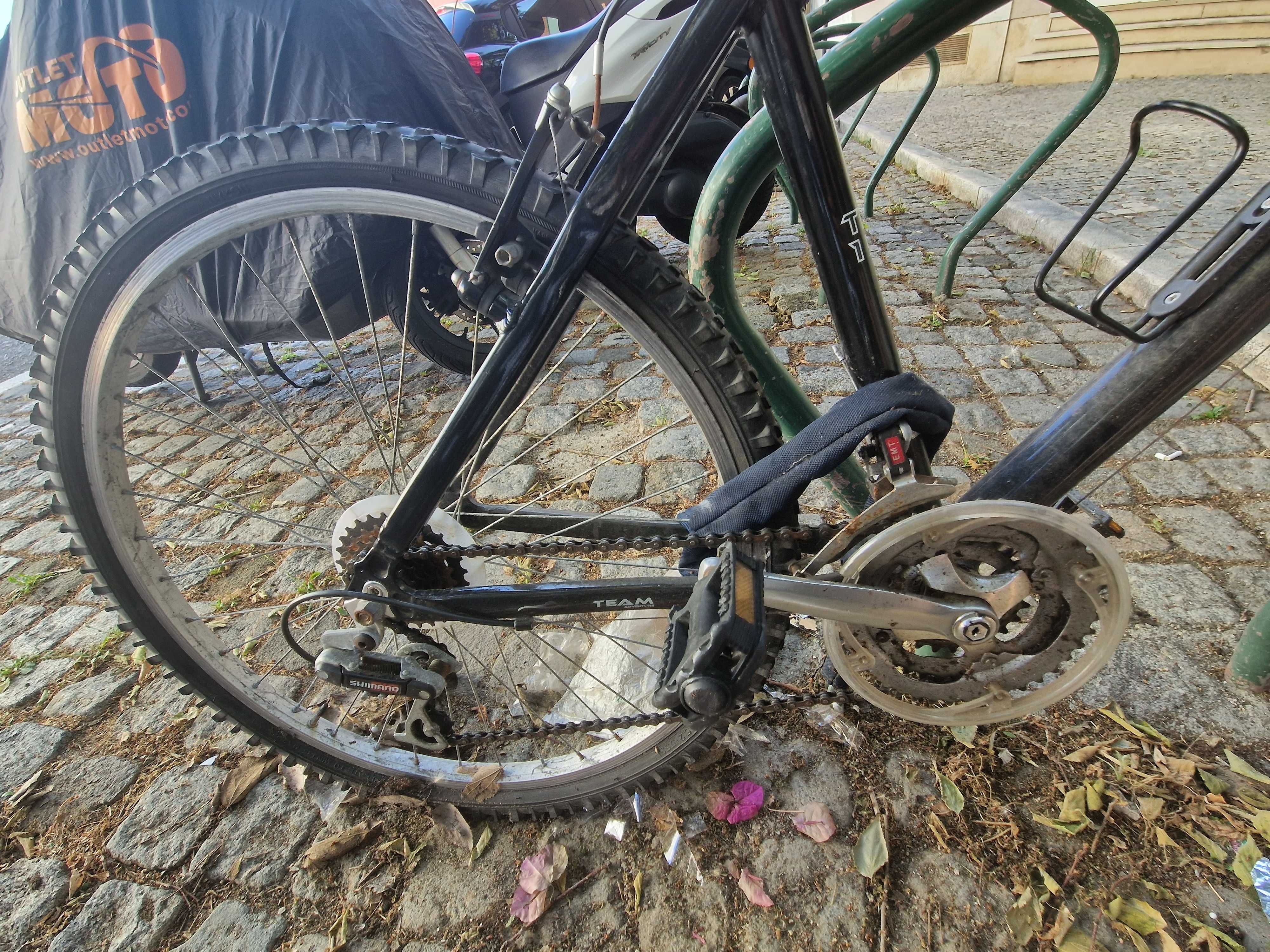 Bicicleta de cidade com bloqueio e capa - a recuperar em Lisboa