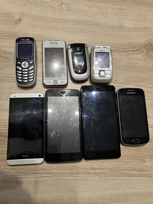 Zestaw uszkodzonych telefonów