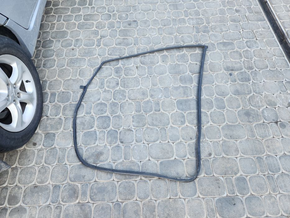 Уплотнитель правой передней двери на Mitsubishi Grandis