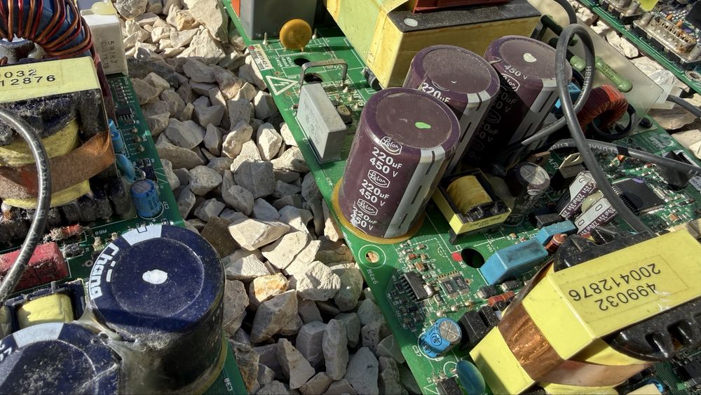 Vendo placas electronicas com muitos componentes electronicos