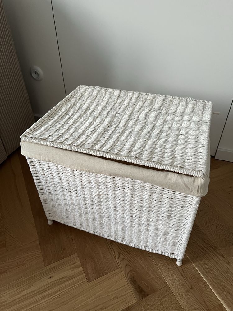 Biały wiklinowy kosz z wyściółką Zara Home