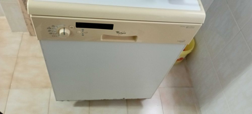 Máquina de lavar Loiça Whirlpool (Avariada)