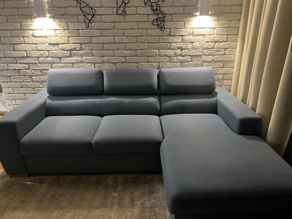 Piękna i nowoczesna sofa z szezlongiem i funkcją spania