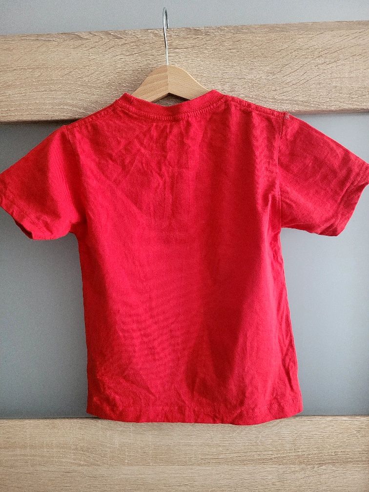 Czerwona koszulka z godłem 98 dla chłopca