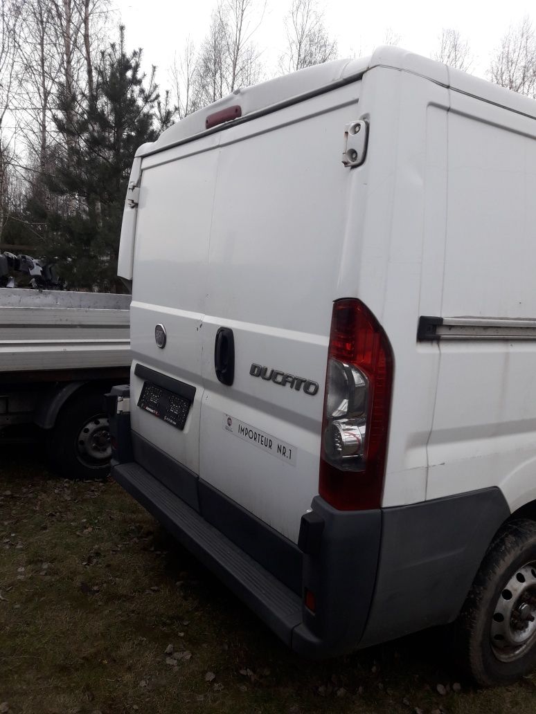 Maska fiat ducato 2010 r biała jest kilka dołków widocznych pod kątem