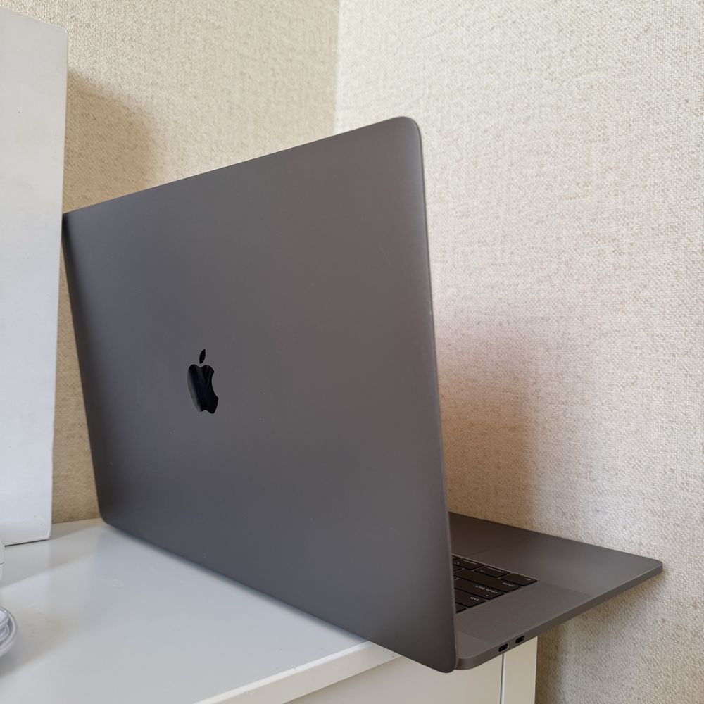 Ідеальний! MacBook Pro 15 2019 i9, 16Gb, ssd 512gb