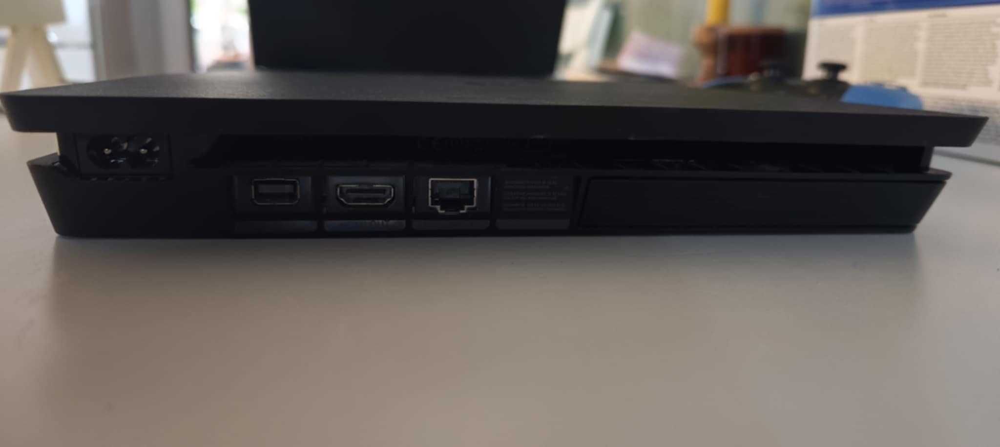 Konsola PlayStation 4