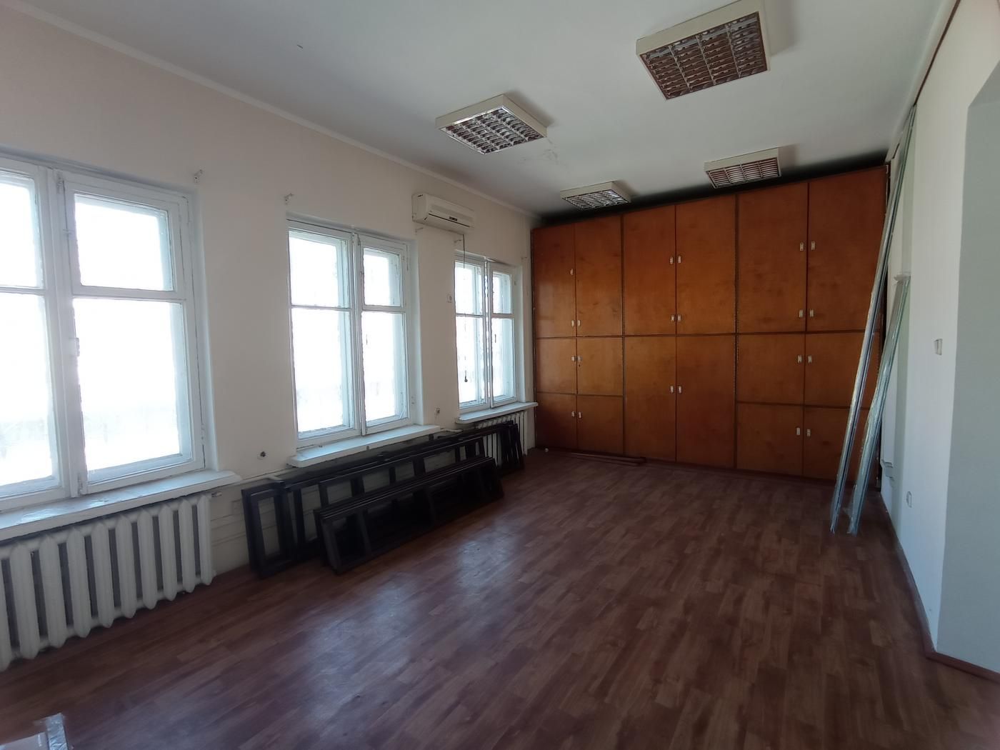 Продаж офісного приміщення по вул. Олександрівській - 883 кв.м.