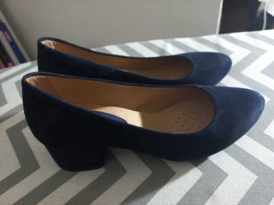 Sapatos novos elegantes