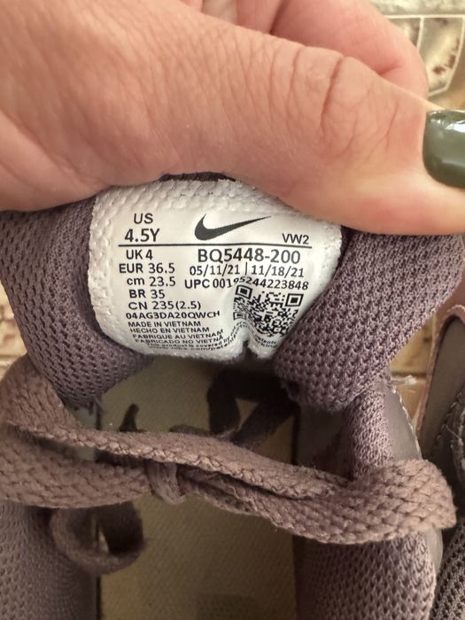 Отдам женские оригинальные кроссовки