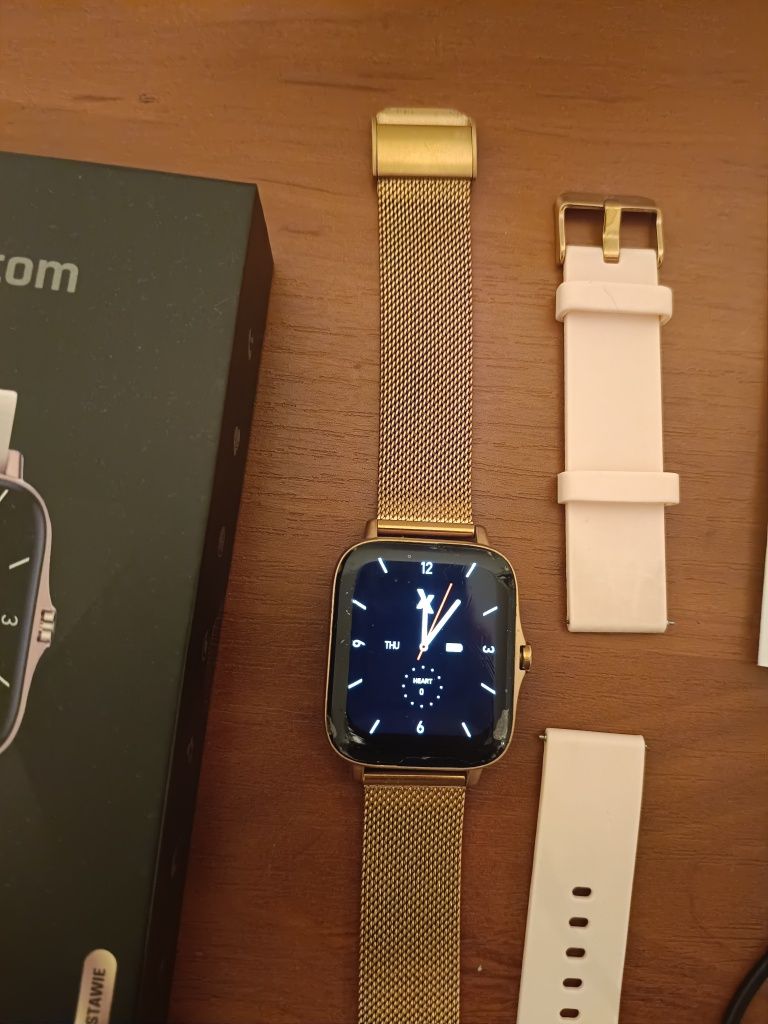 Smartwatch. Maxcom Fw55. Aurum Pro. Złoty. Zestaw. Ładowarka sieciowa.