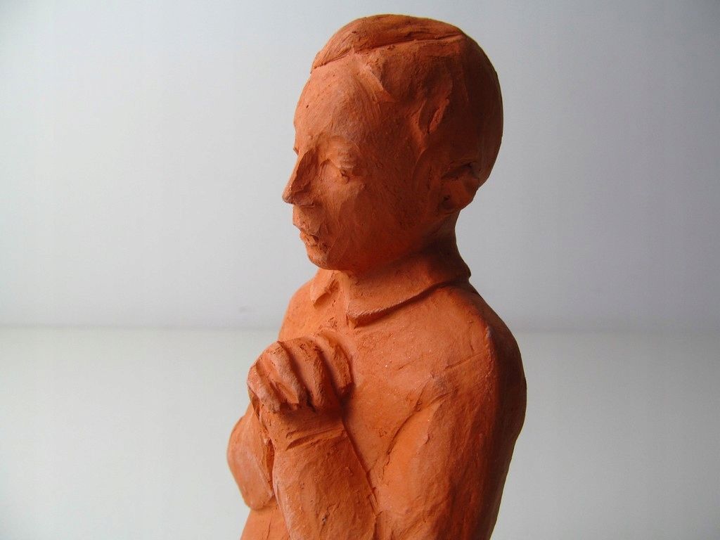 1960 sygnowana rzeźba gliniana modlitwa mężczyna