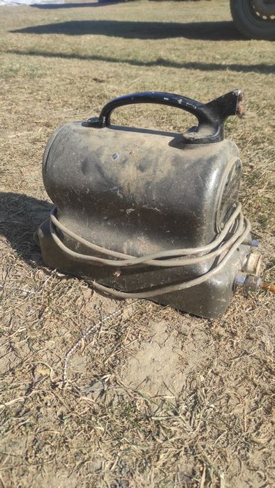 Stary zabytkowy kompresor inhalacyjny medyczny antyk