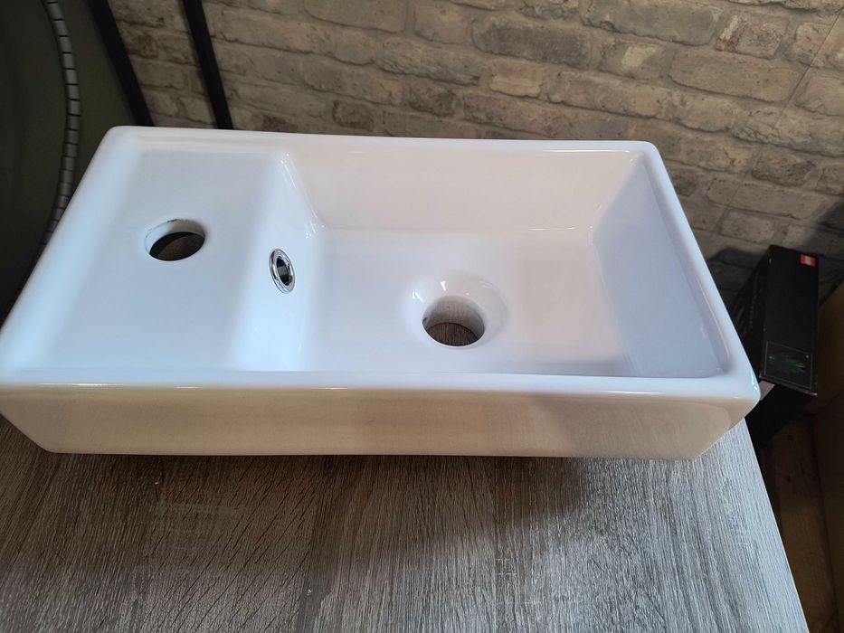 Umywalka nablatowa ceramiczna – kompaktowa, nowa