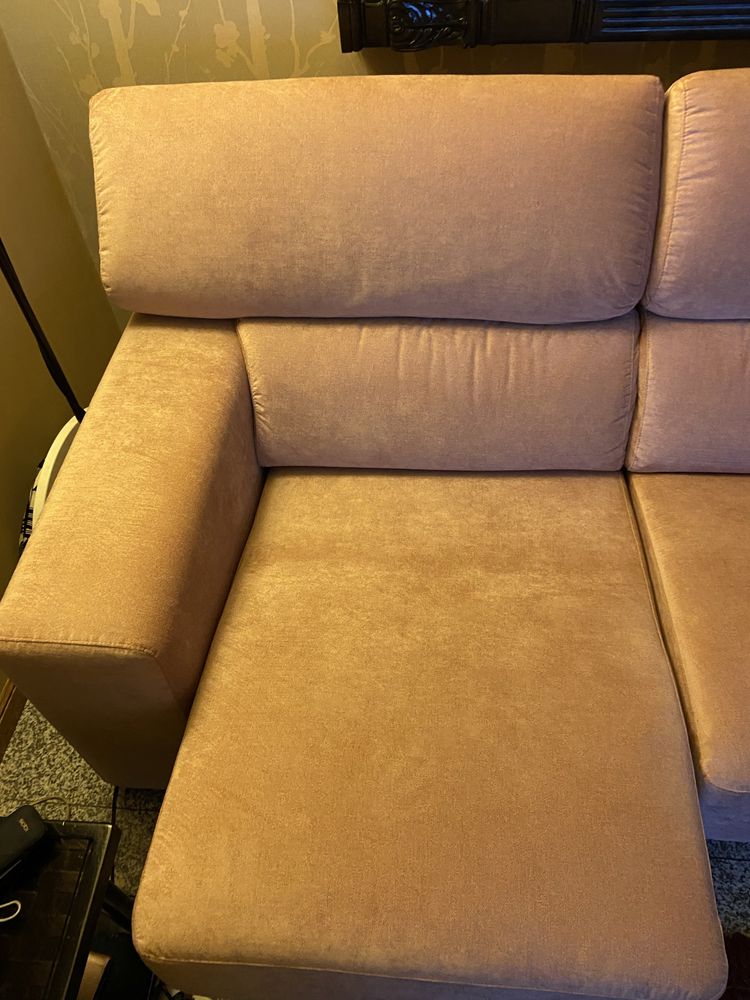 Sofa rosa com assentos  e costas moldaveis