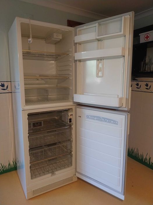 Frigorífico combinado (congelador com 4 gavetas)