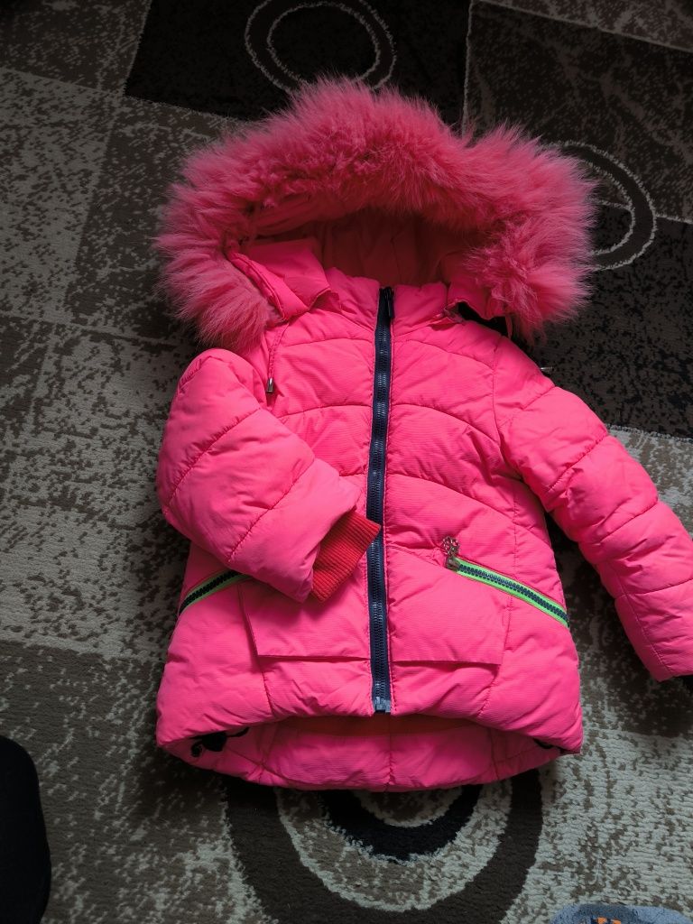 Зимняя яркая розовая курточка для девочки 92
