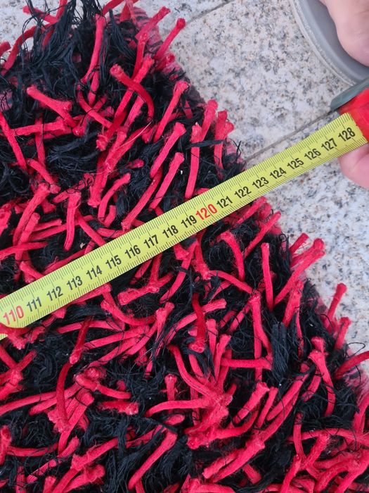 Tapete de pêlo vermelho e preto média