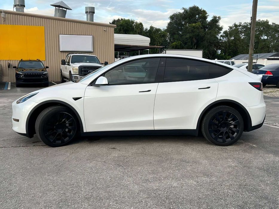 Tesla Model Y      2022