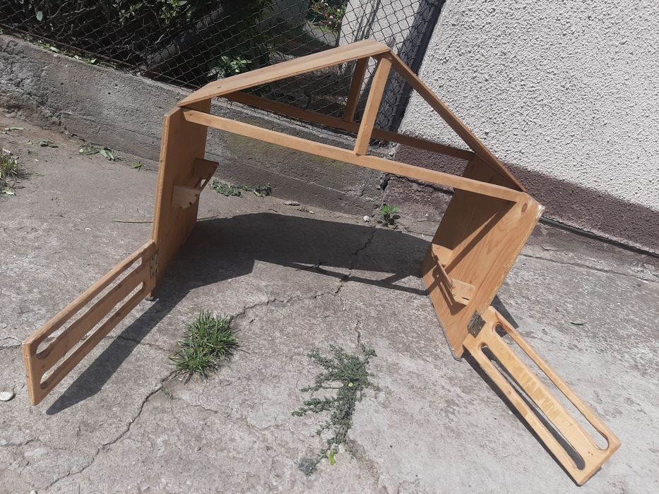 Duża drewniana stajnia z przeszkodami