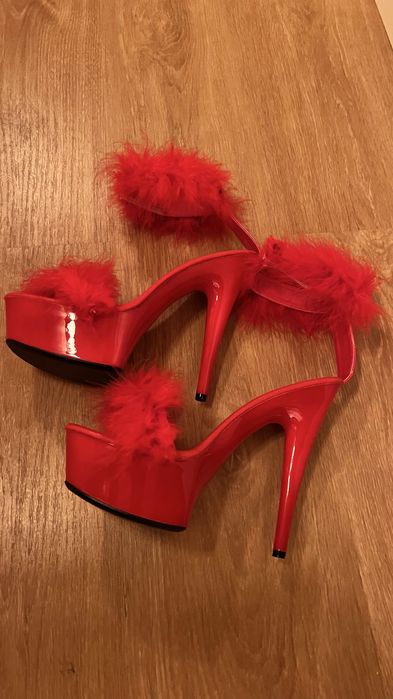 Sapatos Vermelhos com pompom