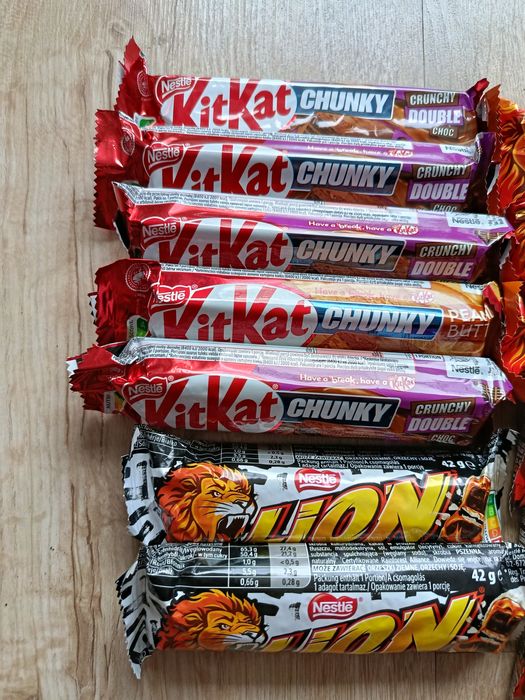 30 batoników KitKat i 30 Lion
