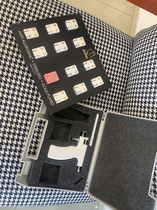 Pistolet studex do przekłucia uszu + kolczyki + ekspozytor