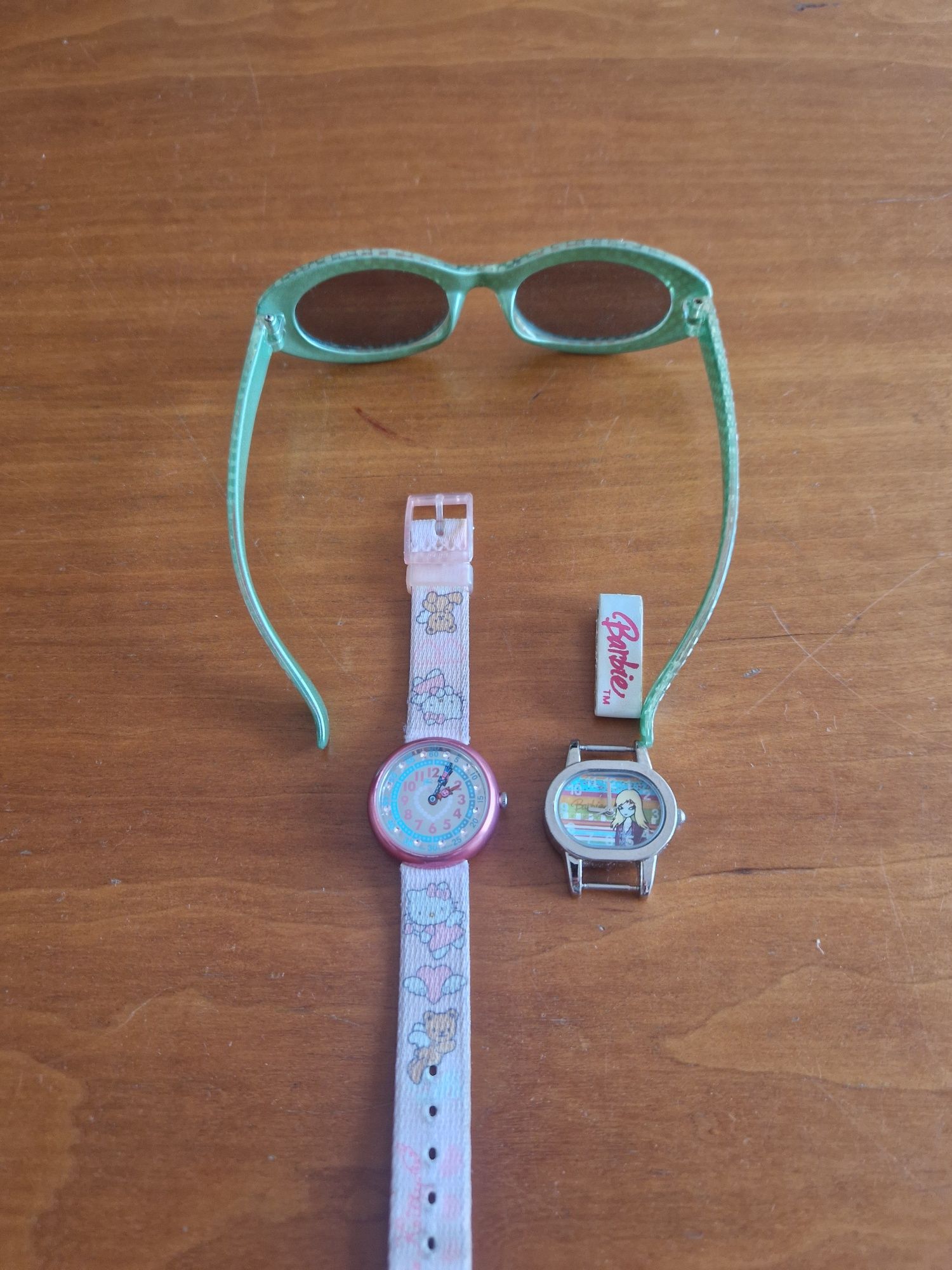Óculos de sol e dois relógios de menina (Barbie e Flik Flak), 2005