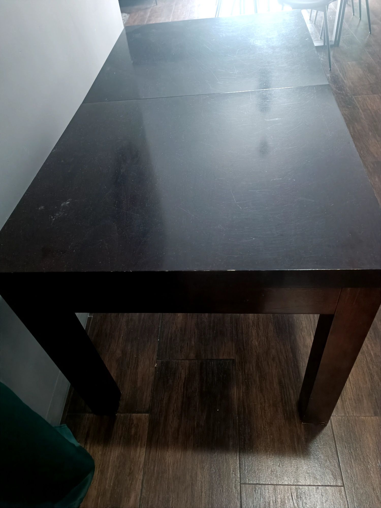 Stół drewniany, używany w kolorze czekoladowym
