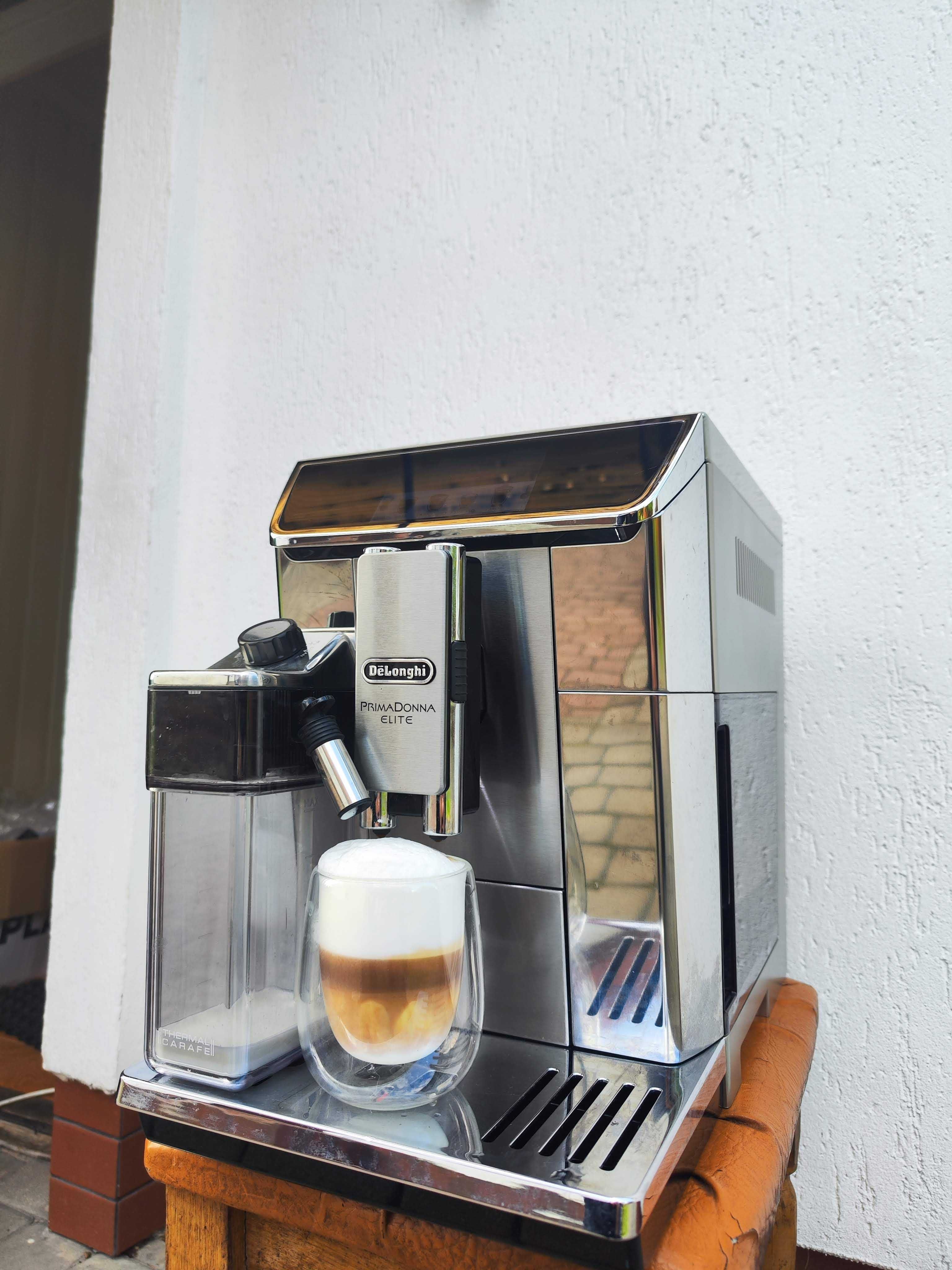Кавомашина DELONGHI Primadonna Elite ECAM 650.75 з гарячим шоколадом