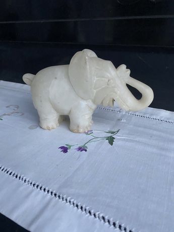 Винтажный мраморный индийский слон с позитивным выражением морды.