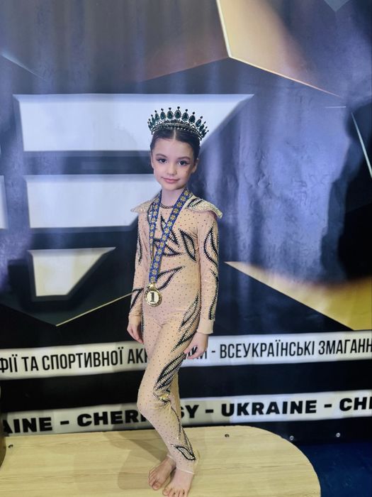 Продам шикарний спортивно-танцювальний костюм на дівчинку